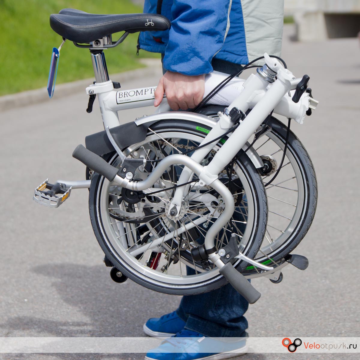 Велосипед Brompton легко носить в руке