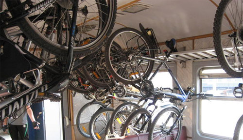 Велосипед, подвешенный на багажной полке